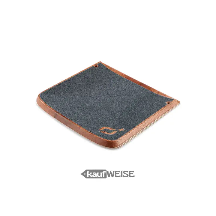 Braunes Lederetui mit schwarzem Textil-Innenfutter und kleinem Logo