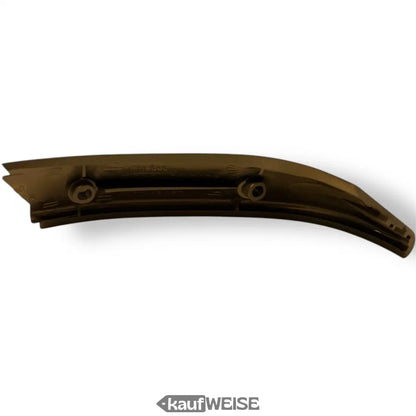 Dunkle braune Plastik-Heckstoßstange mit Montagelöchern und aerodynamischem Design