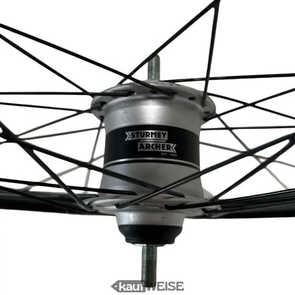 Sturmey Archer HDS12 Nabendynamo in Silber-Schwarz mit Speichen auf 26 Zoll